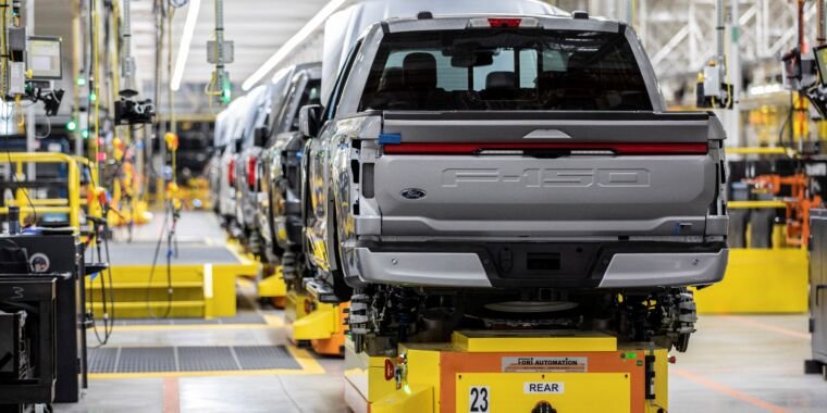 Ford tells suppliers it’s halving F-150 Lightning manufacturing